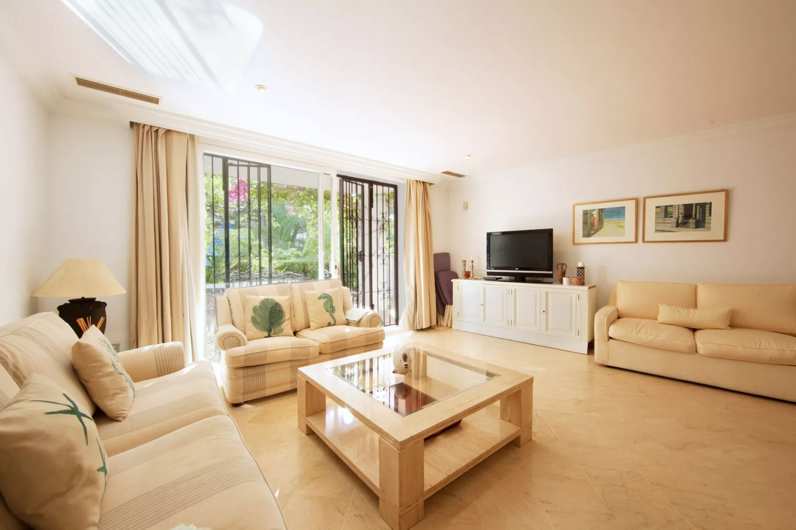White Pearl Beach J4-Living room