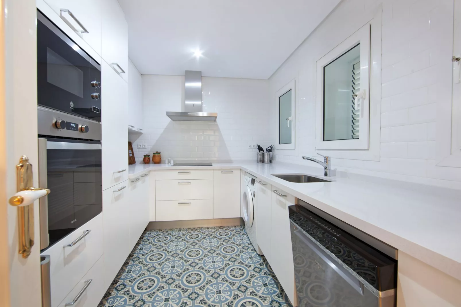 White Pearl Beach J4-Kitchen
