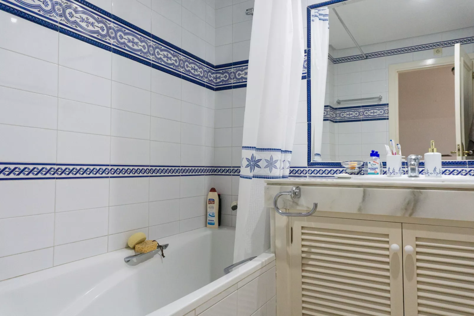 White Pearl Beach J4-Bathroom