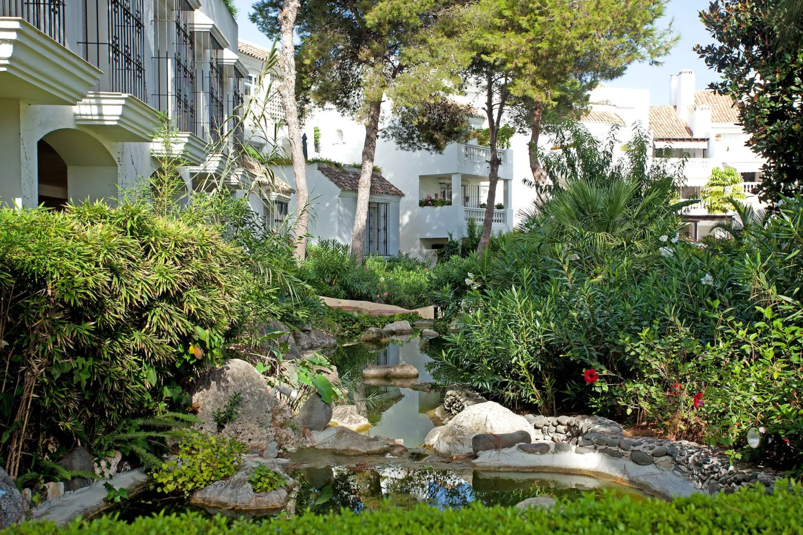 White Pearl Beach J4-Gardens summer