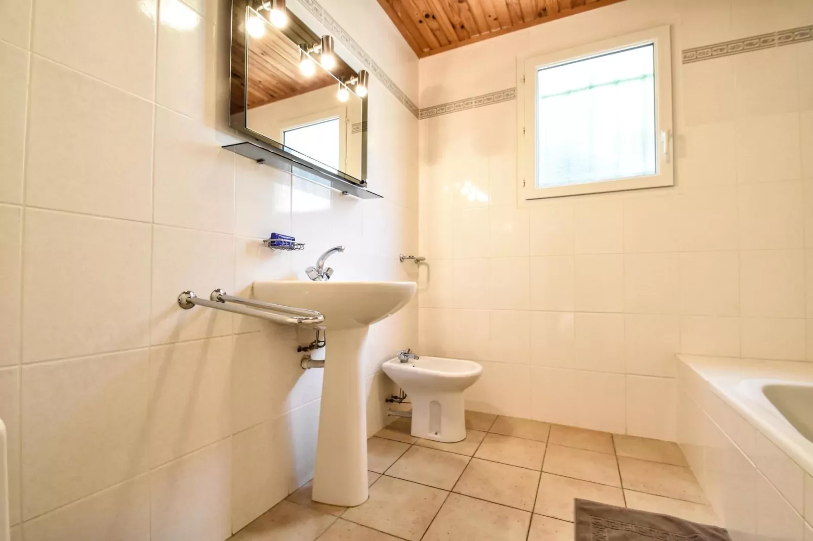 Jurio - ARGELIERS-Badezimmer