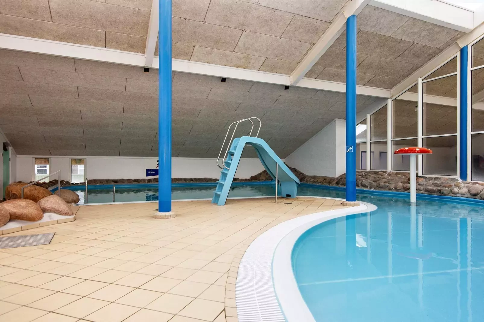 3 room,2 levels-Pool