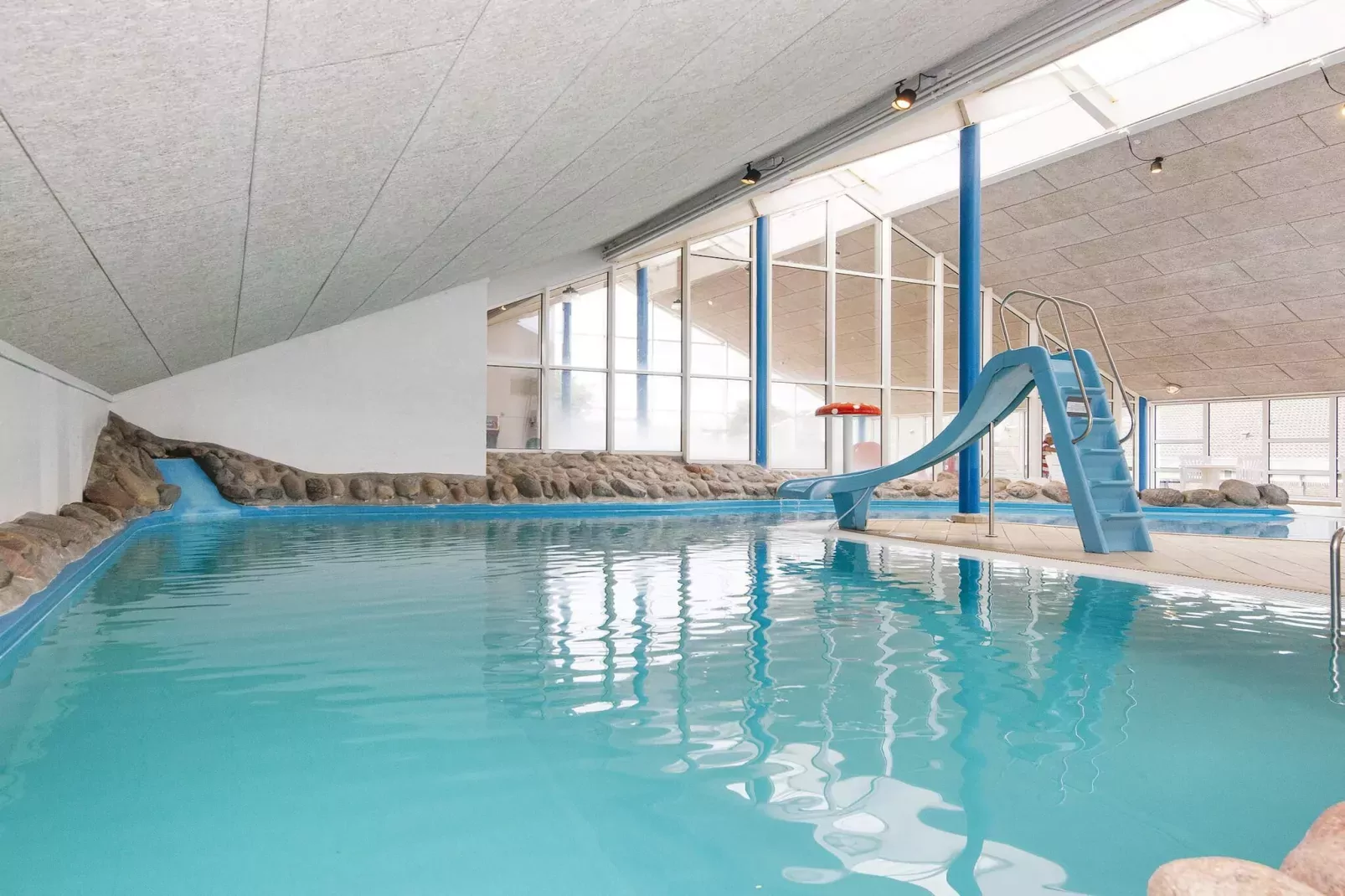 3 room,2 levels-Pool