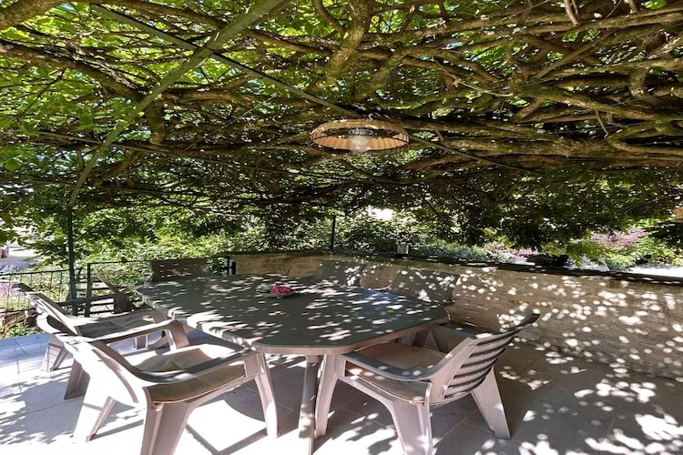 Bligny-sur-Ouche-Gardens summer