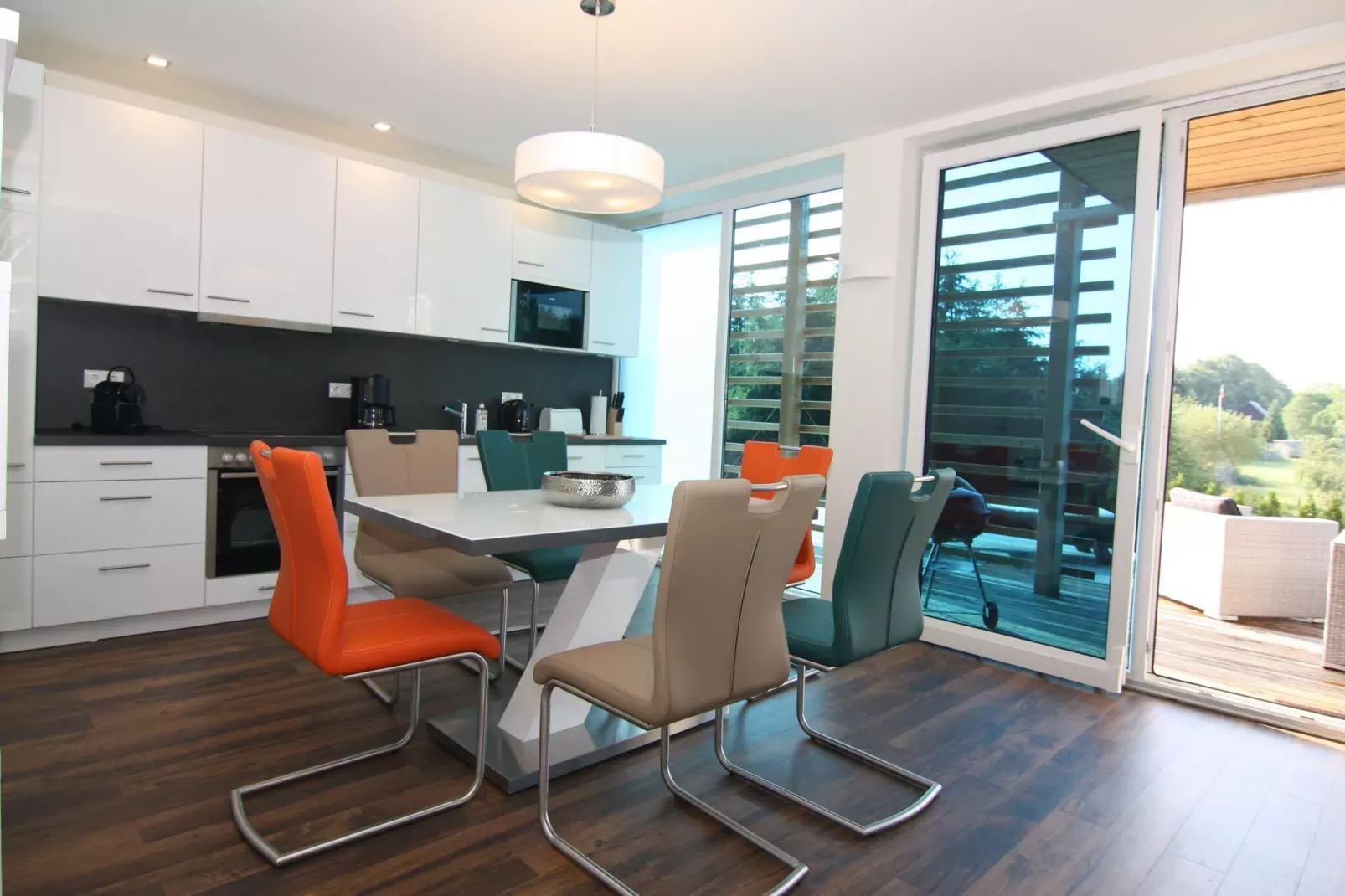 Maria Haus 1 links 80 qm-Dining room