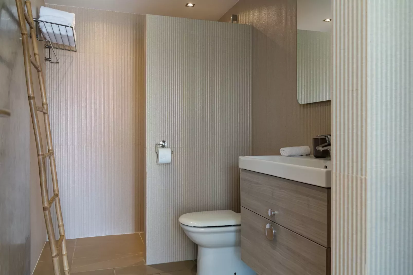 Villa Madrugada, beachside villa in Costabella-Salle de bain