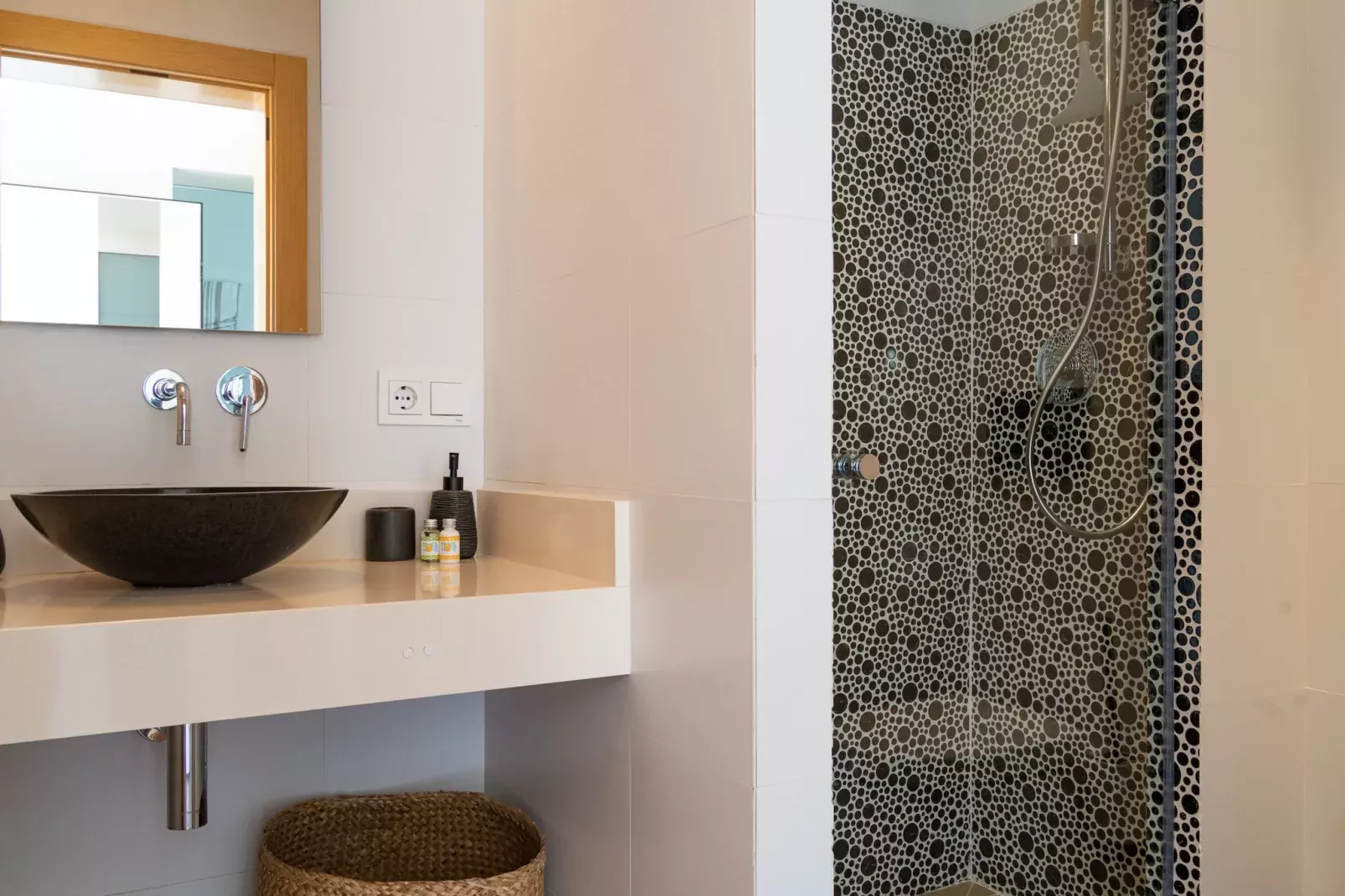 Villa Madrugada, beachside villa in Costabella-Salle de bain
