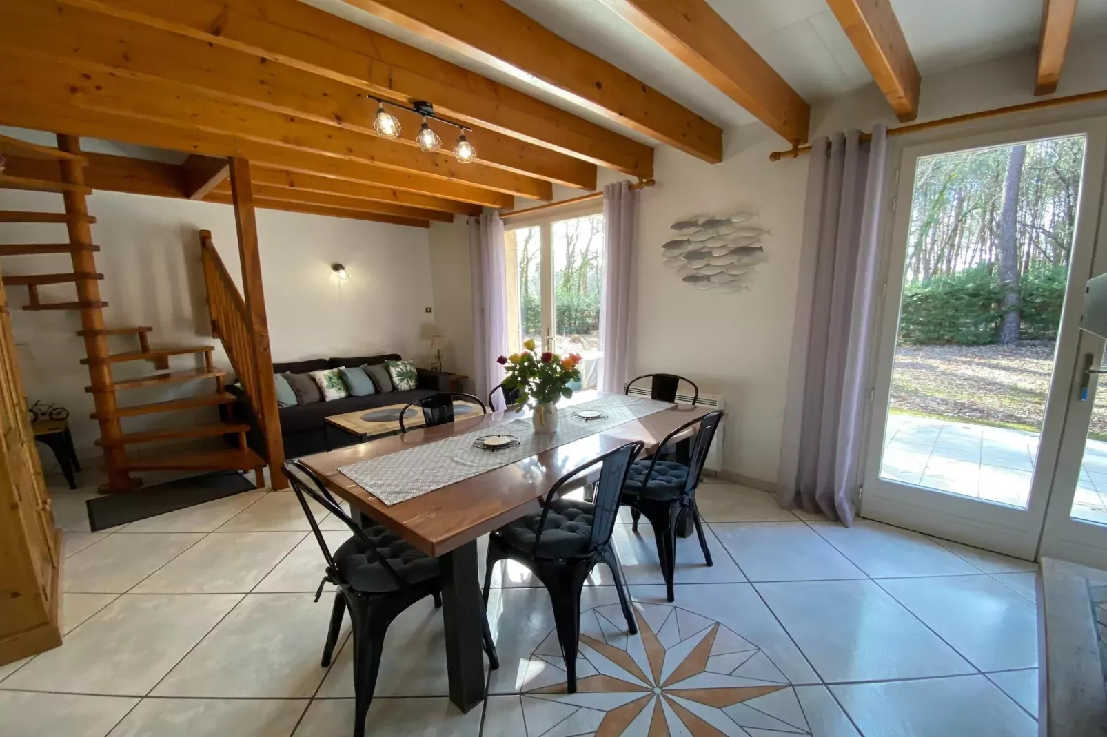 Holiday home Grayan-et-l'Hôpital-Salle à manger