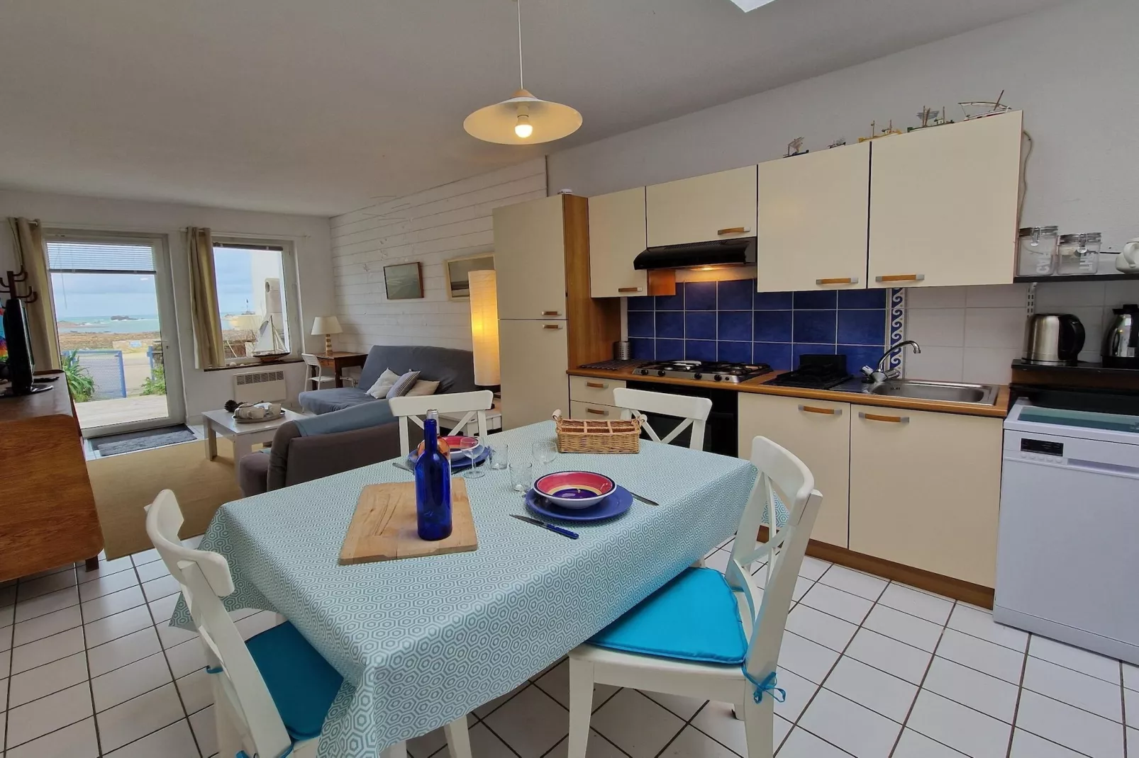 Apartment in top location with fantastic sea view Primel Plougasnou-Dining room