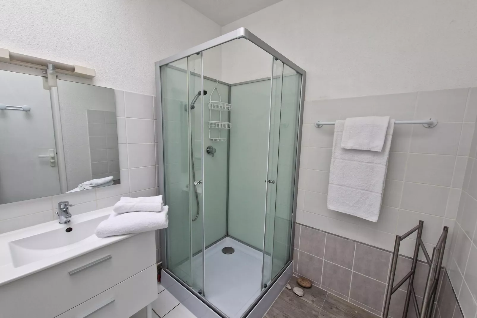 Apartment in top location with fantastic sea view Primel Plougasnou-Bathroom