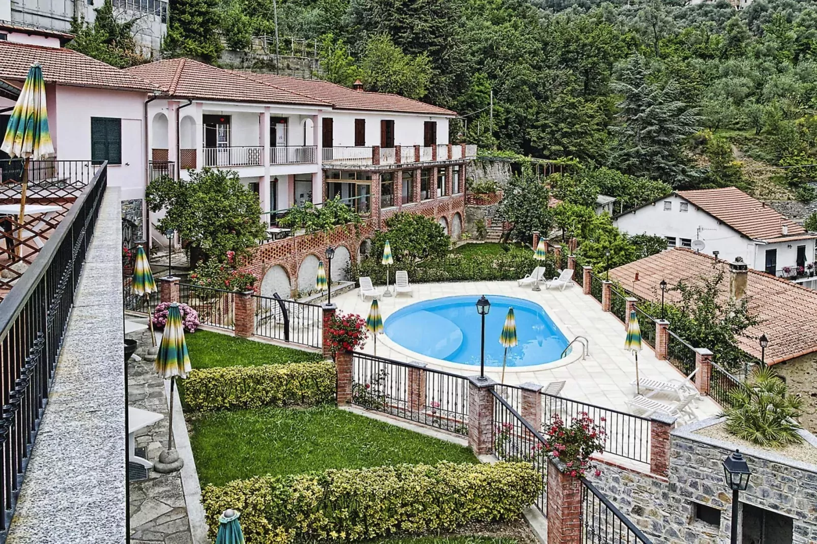 Agri-tourism Borgo Ameno Casanova Lerrone M2 / A2-View summer