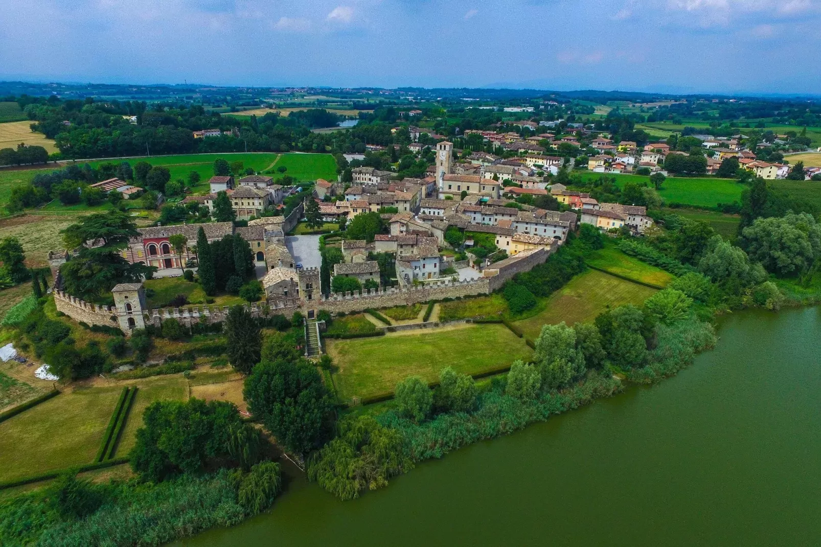 Agri-tourism Borgo Ameno Casanova Lerrone M2 / A2-Areas summer 1km