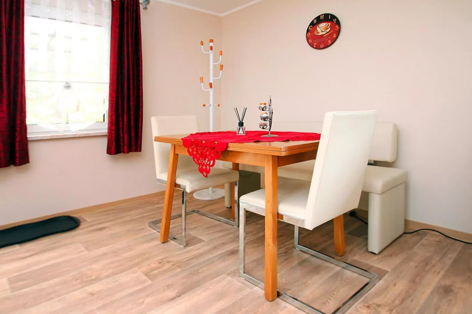 Bungalow am Spreeufer-Dining room