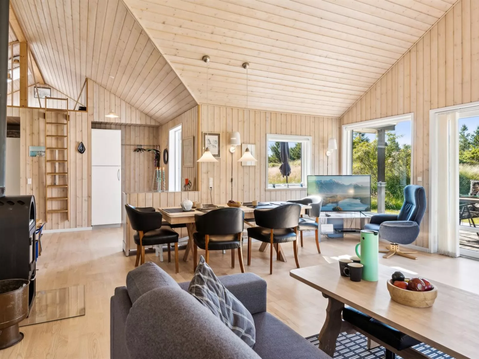 "Swen" - 1.3km from the sea-Inside