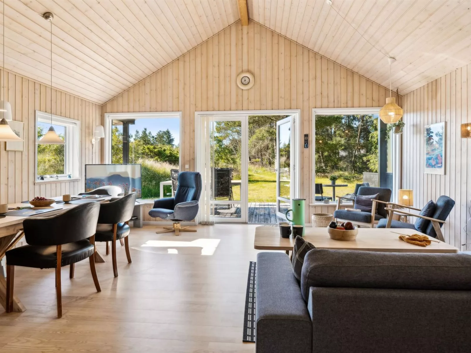 "Swen" - 1.3km from the sea-Inside