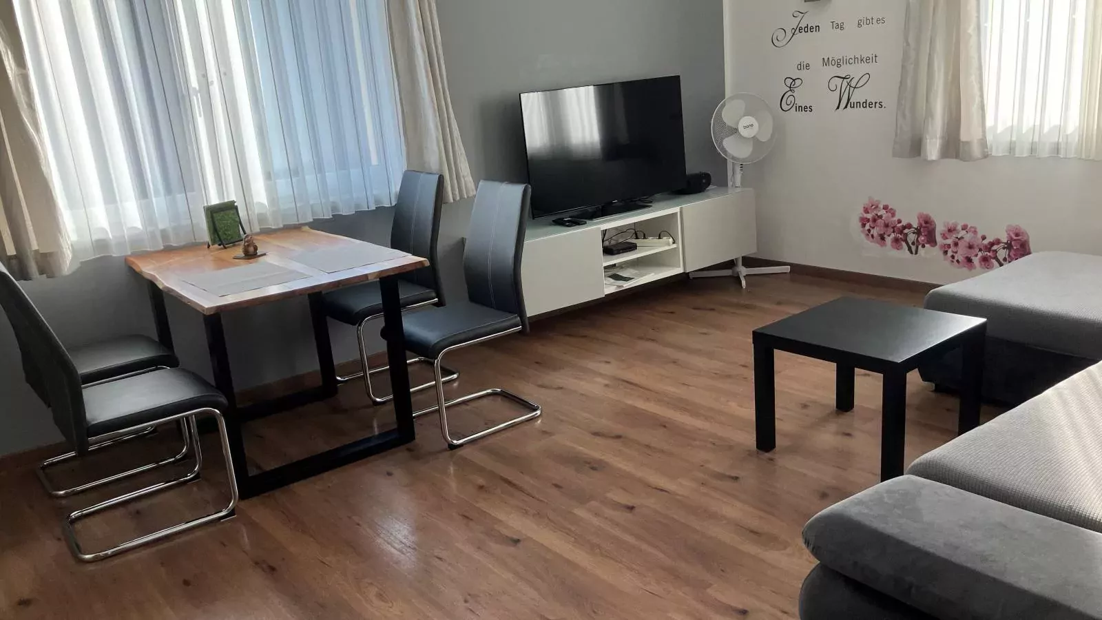 Wienerwaldblick-Wohnzimmer
