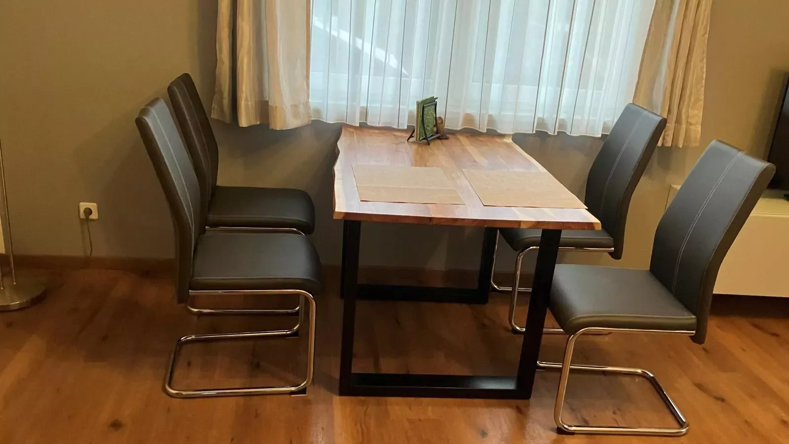 Wienerwaldblick-Wohnzimmer