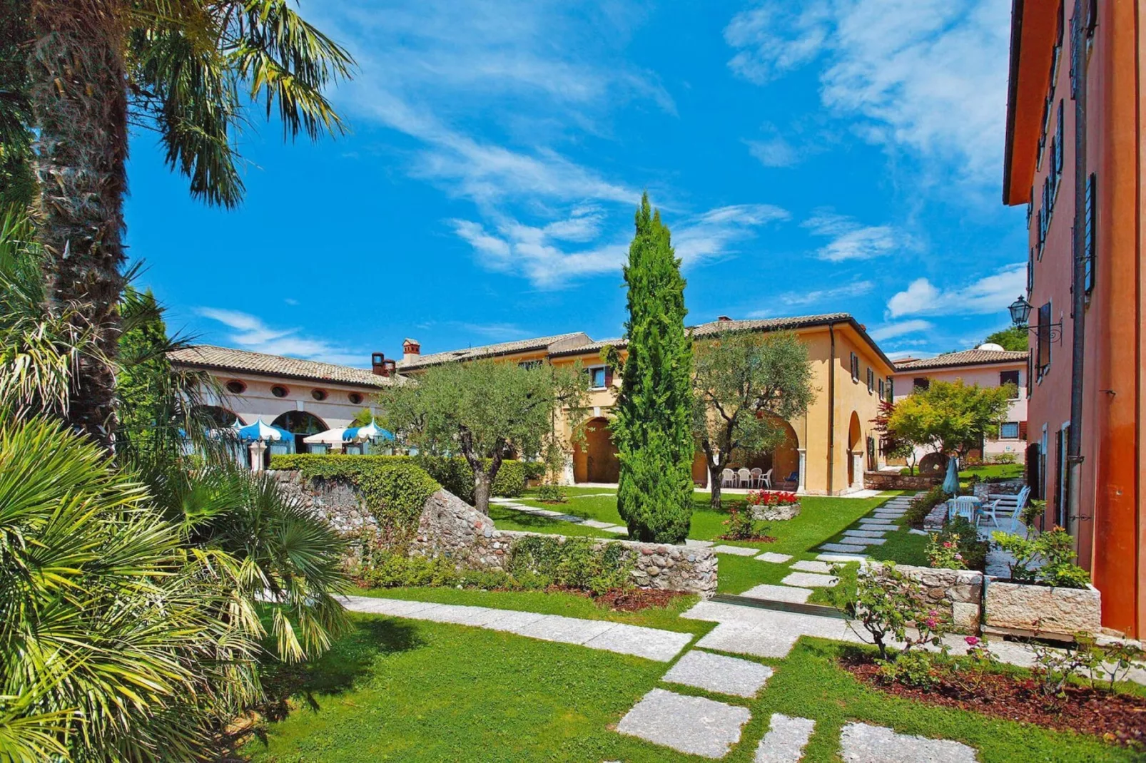 Residence La Filanda, Costermano-trilo plus-Gardens summer