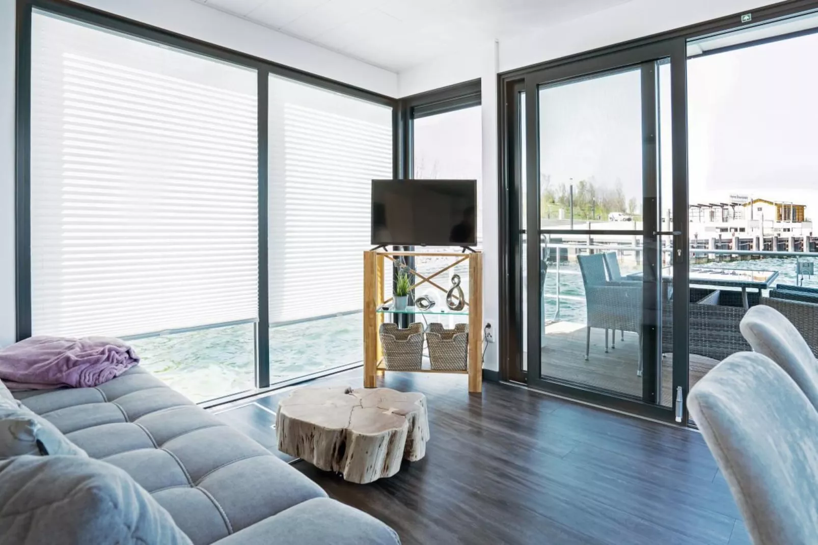 Floating 33 - LP 16  / 3 Personen-Living room