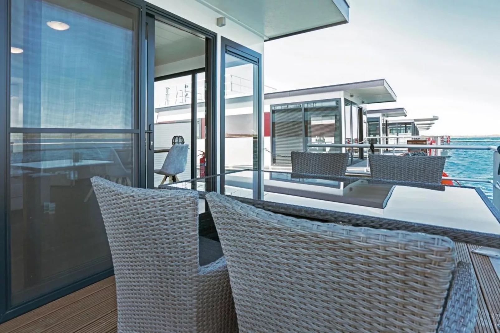Floating 33 - LP 16  / 3 Personen-Terrace balcony