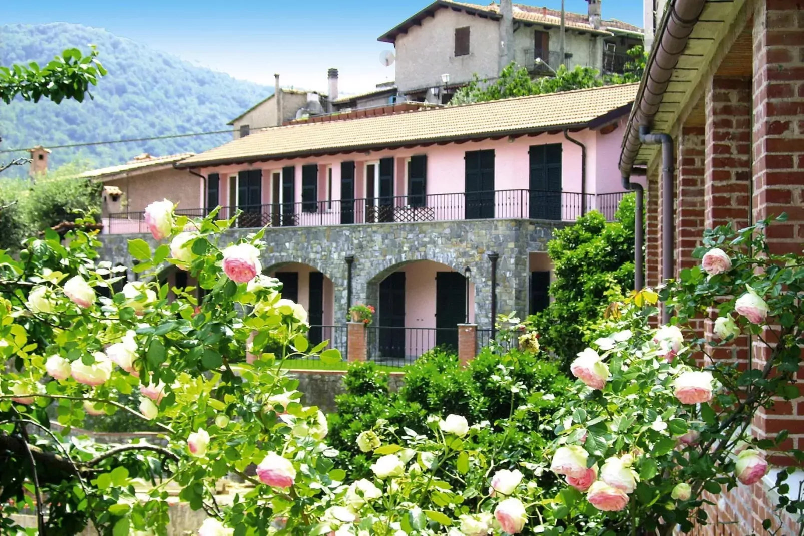 Agri-tourism Borgo Ameno Casanova Lerrone TR2 / C6-Exterior summer