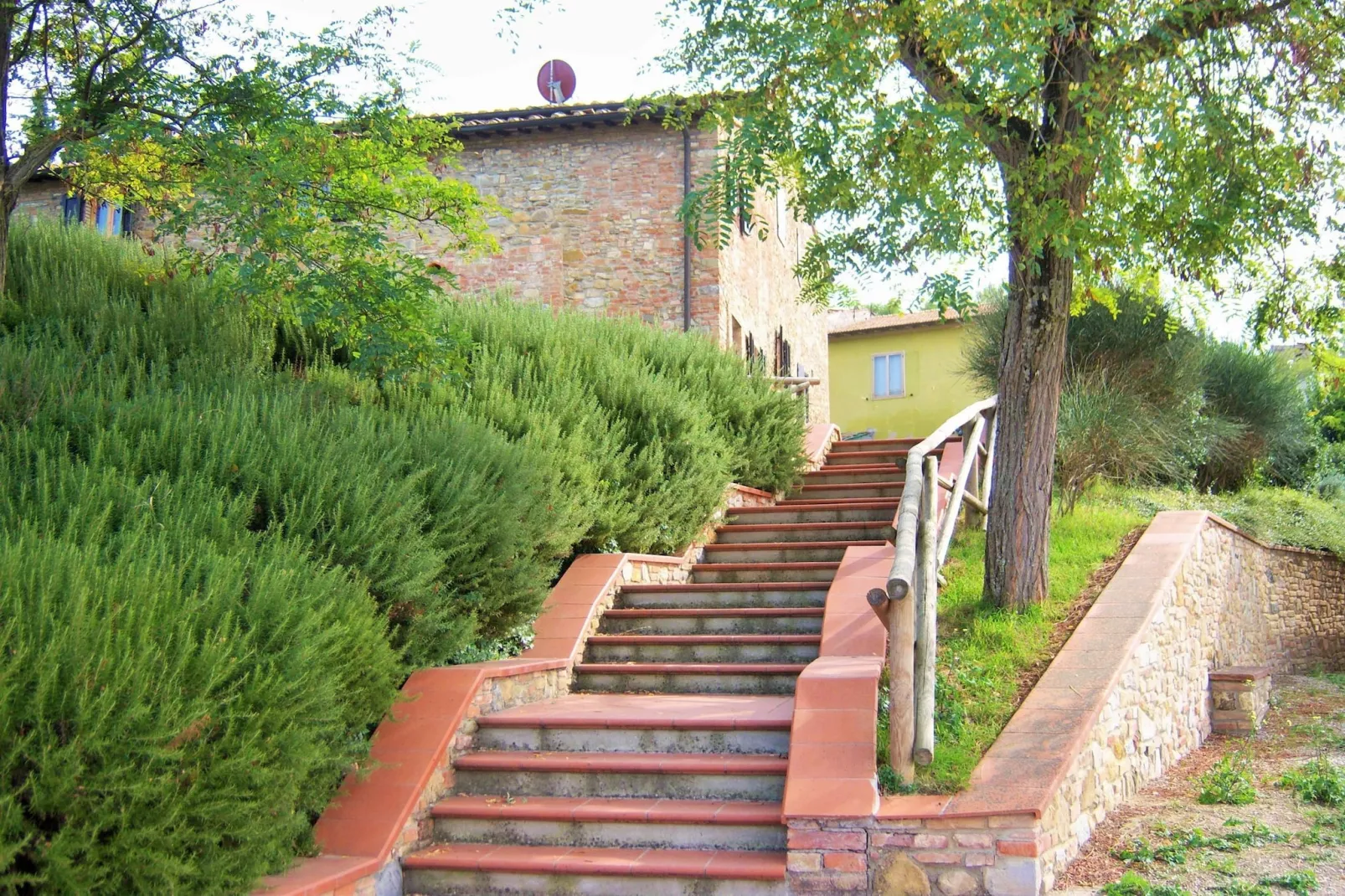 Il Poggiale-apt 9-Gardens summer
