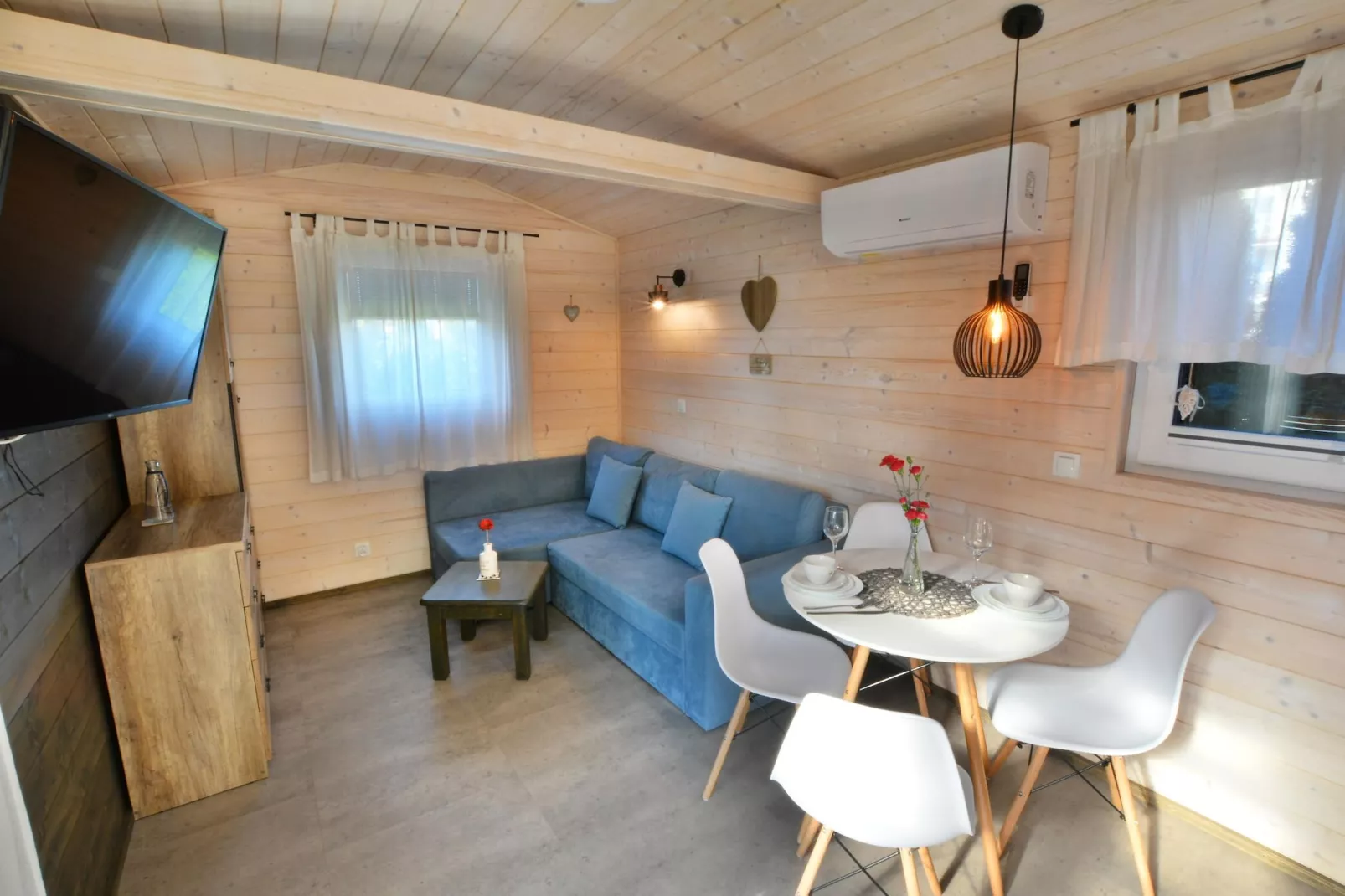	Całoroczny nowy domek dla 4 osób Ustronie Morskie-Dining room
