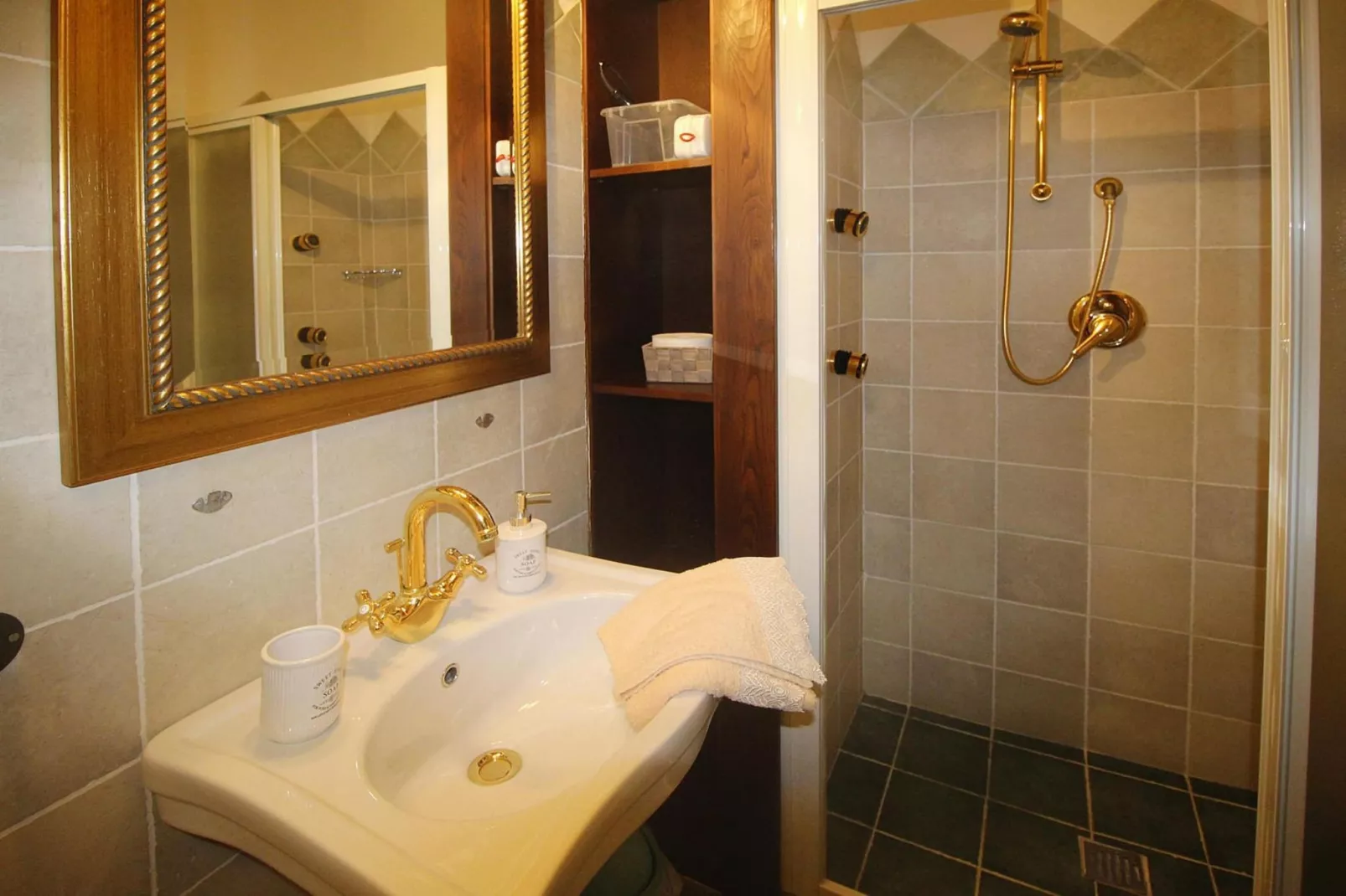 Holiday home Casa Vecchio Frantoio, Camaiore-Lombrici-Casa Vecchio Frantoio-Bathroom