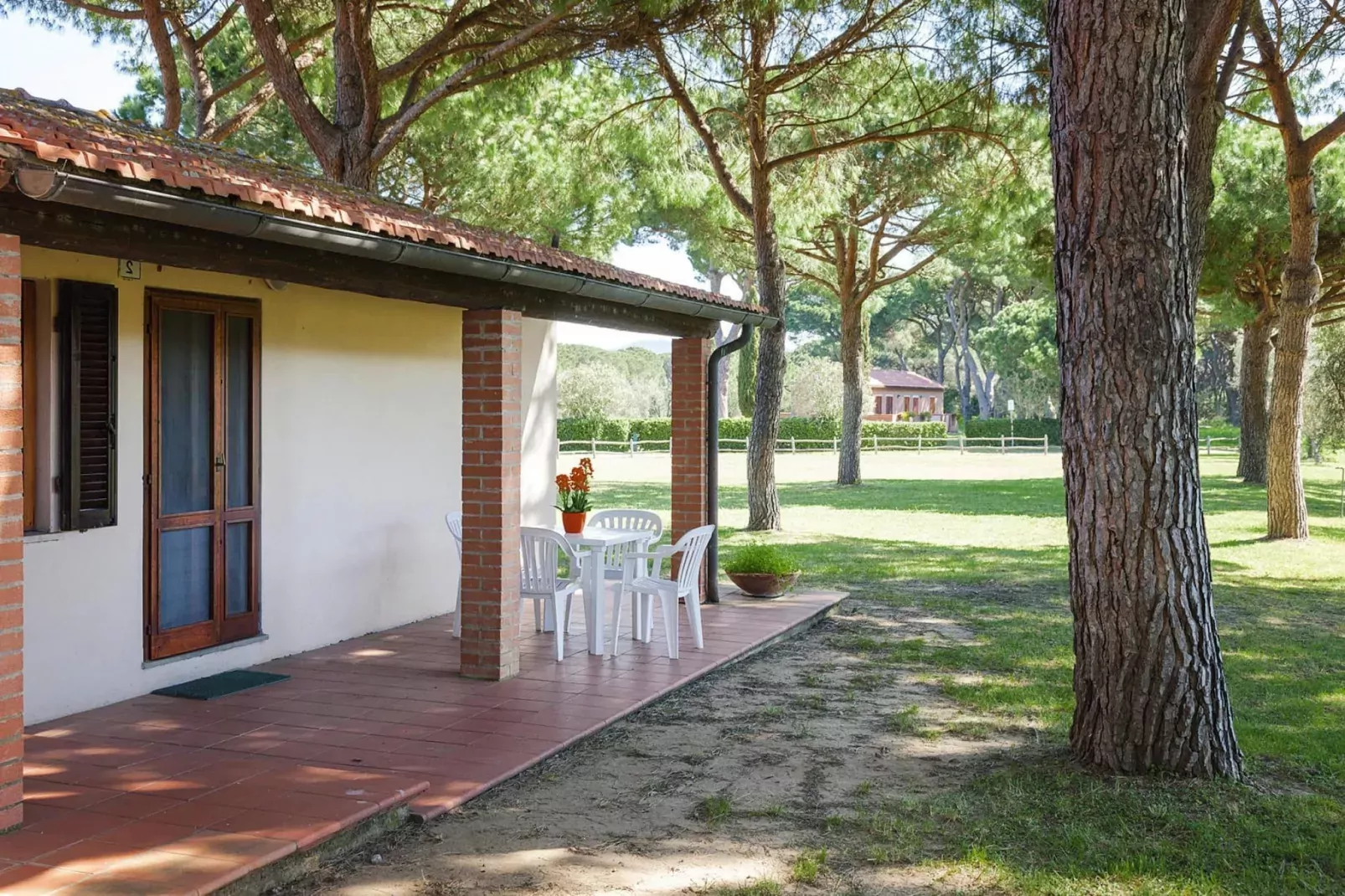 Ferienanlage Azienda Canova Seconda Marina di Grosseto EG Nebengebäude mit Gartenanteil-Außenbereich Sommer