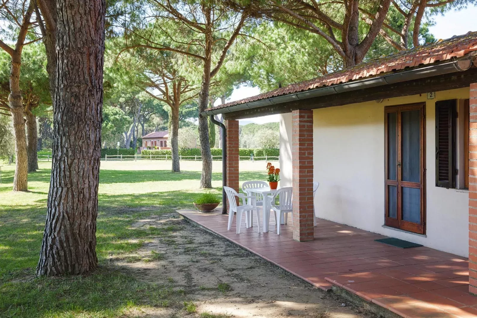 Ferienanlage Azienda Canova Seconda Marina di Grosseto EG Nebengebäude mit Gartenanteil-Außenbereich Sommer