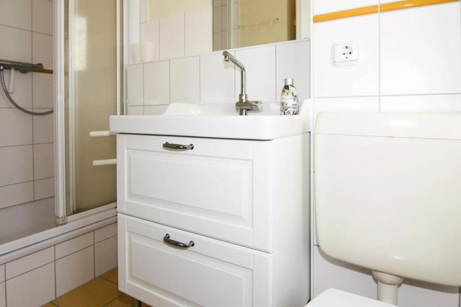 Ferienwohnung Kleiner Seestern Wiek-Wohnung 33-Bathroom