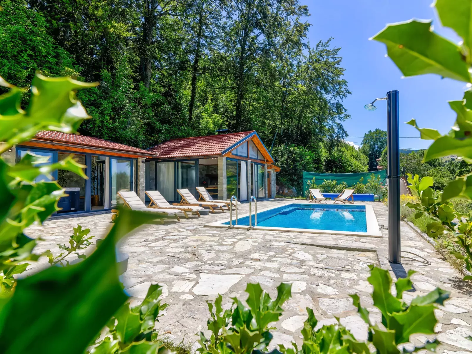Magna Tilia-Outside