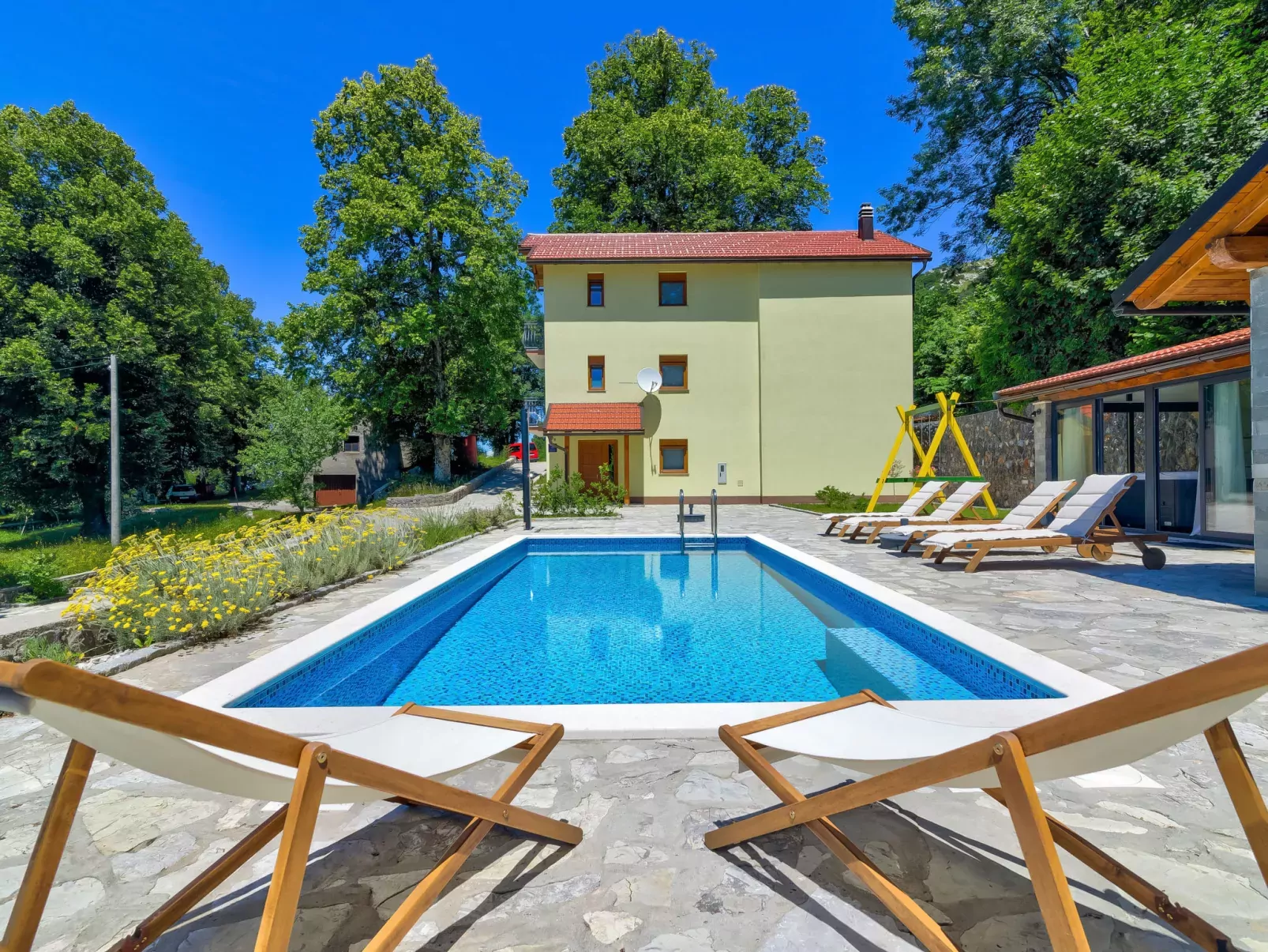 Magna Tilia-Outside