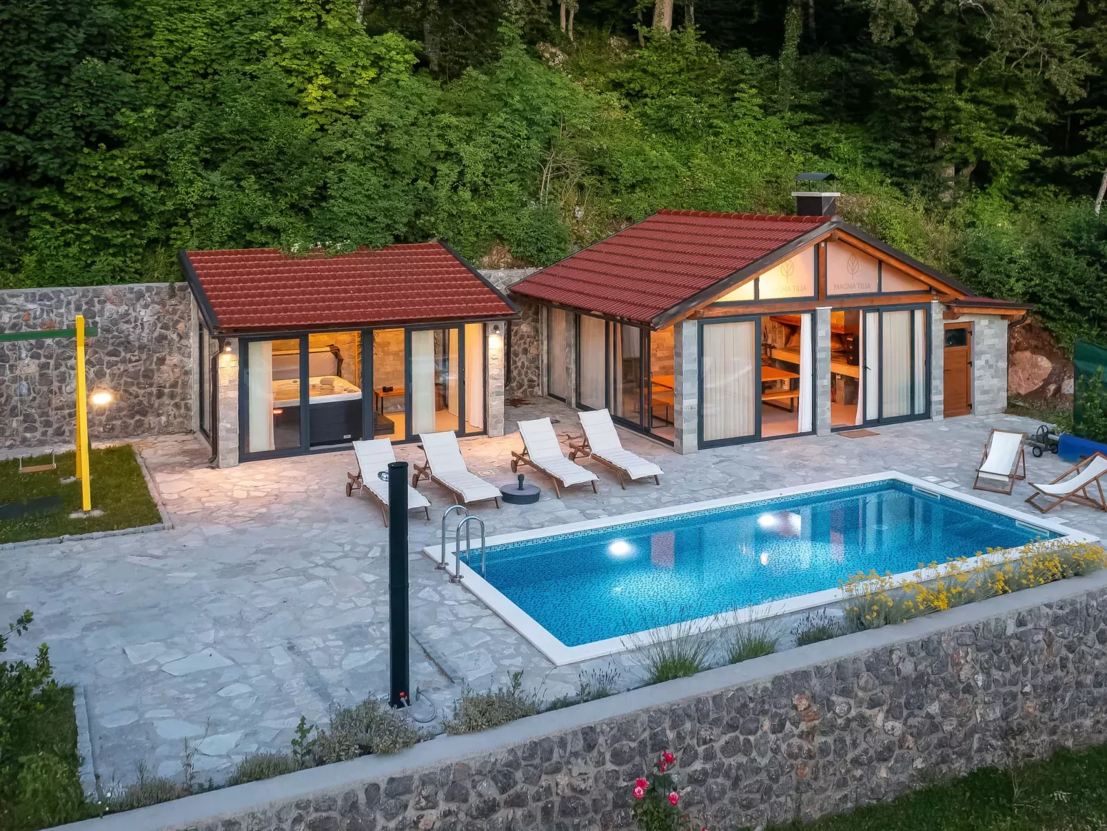 Magna Tilia-Outside