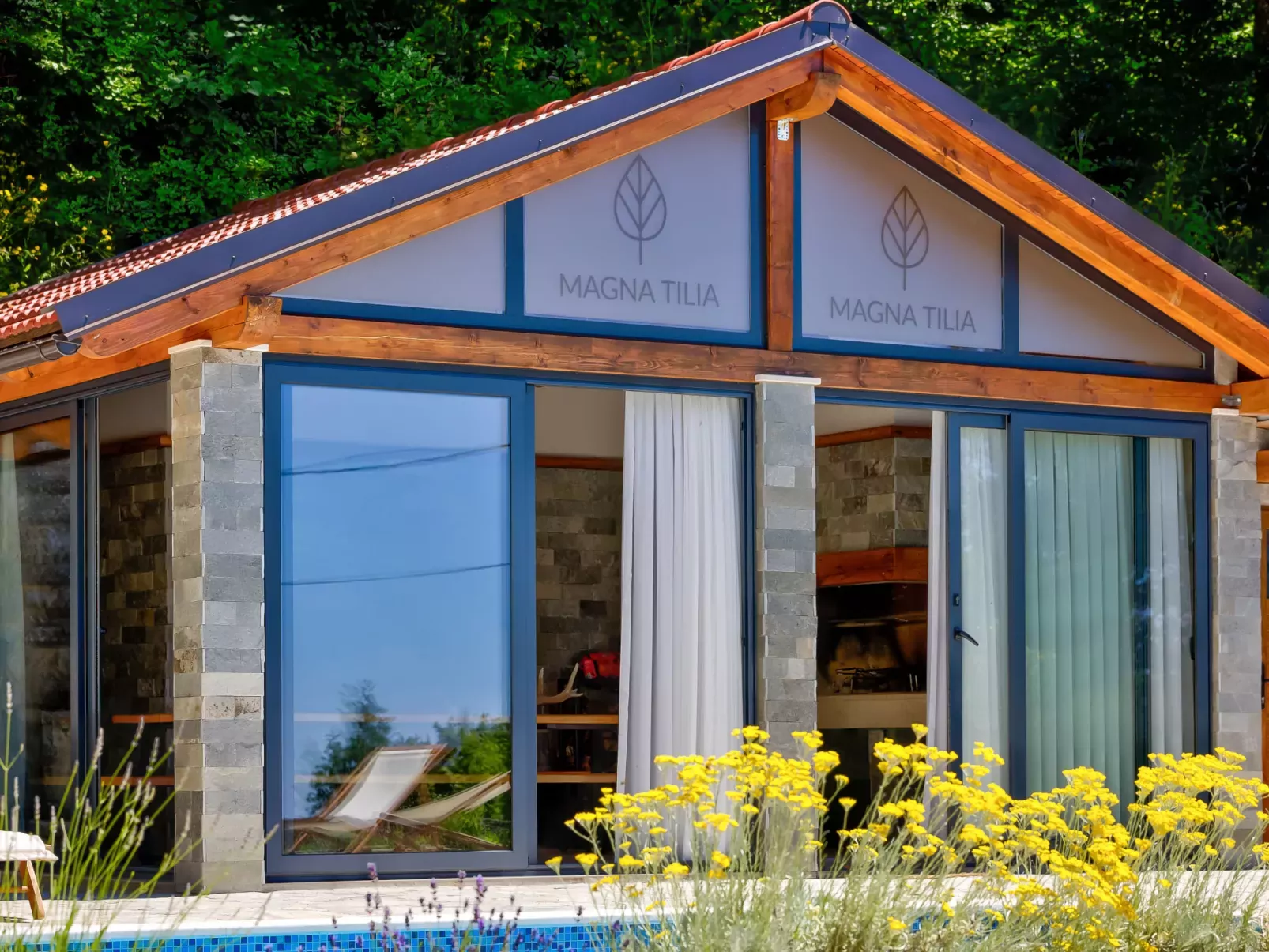 Magna Tilia-Outside