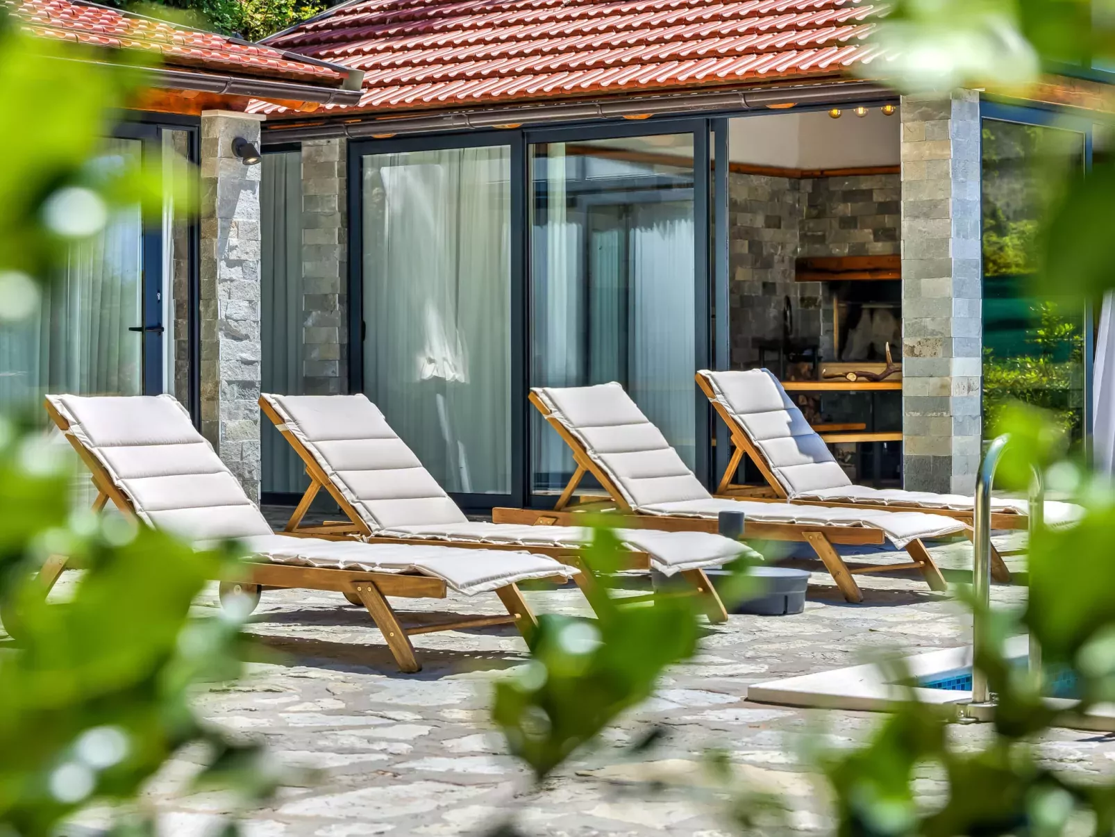 Magna Tilia-Outside