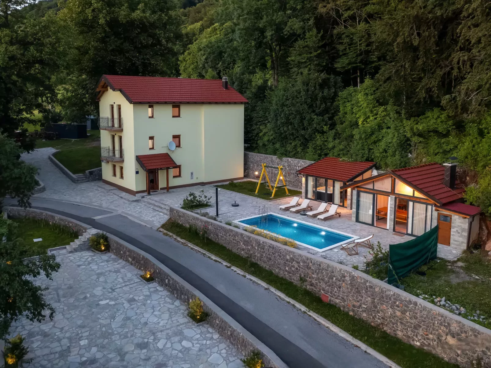 Magna Tilia-Outside