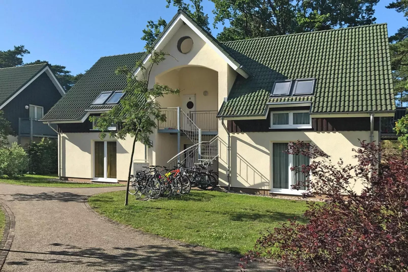 EG Rechts Haus 4 Nr 10-Außenbereich Sommer