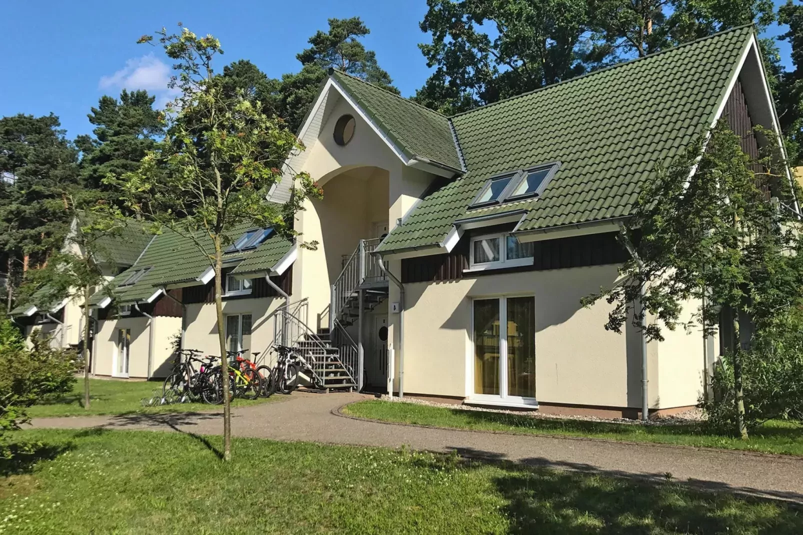 EG Rechts Haus 4 Nr 10-Außenbereich Sommer