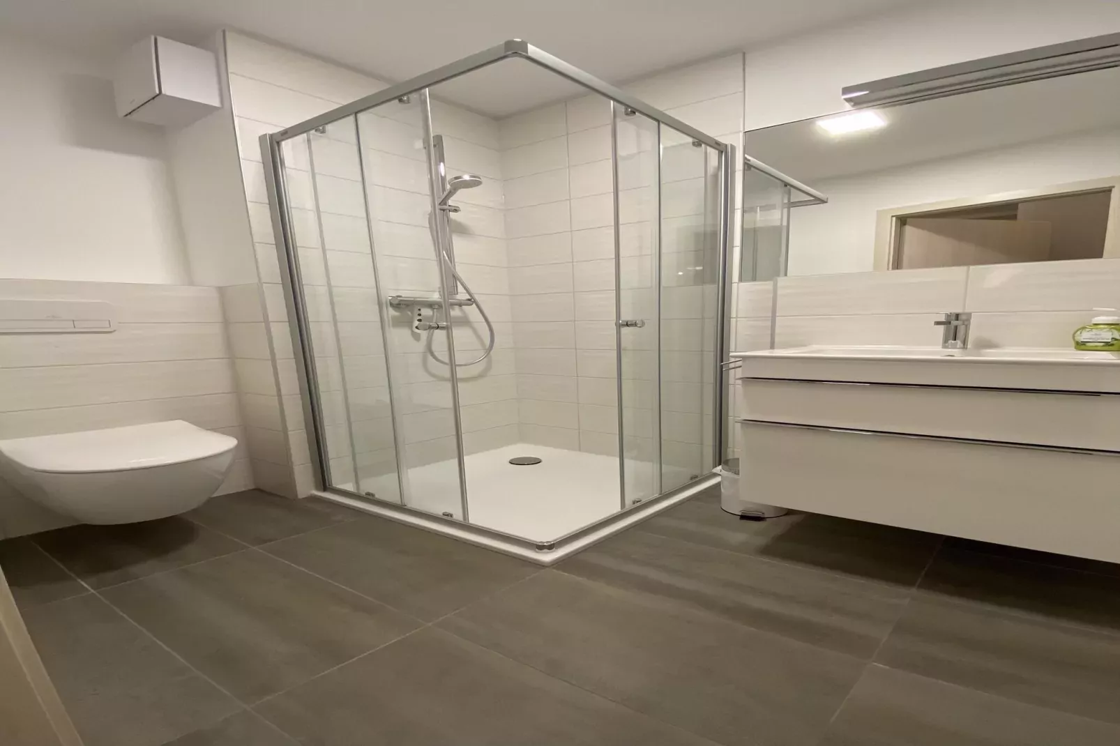 EG Rechts Haus 4 Nr 10-Badezimmer