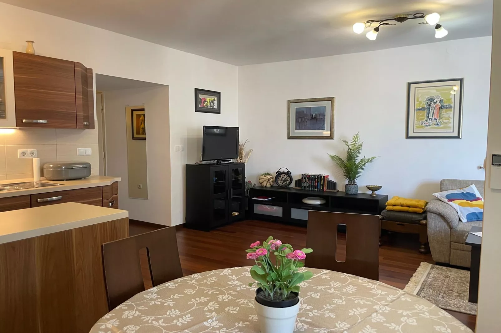Charming apartment in Zagreb- Apartment Kaj-Dining room