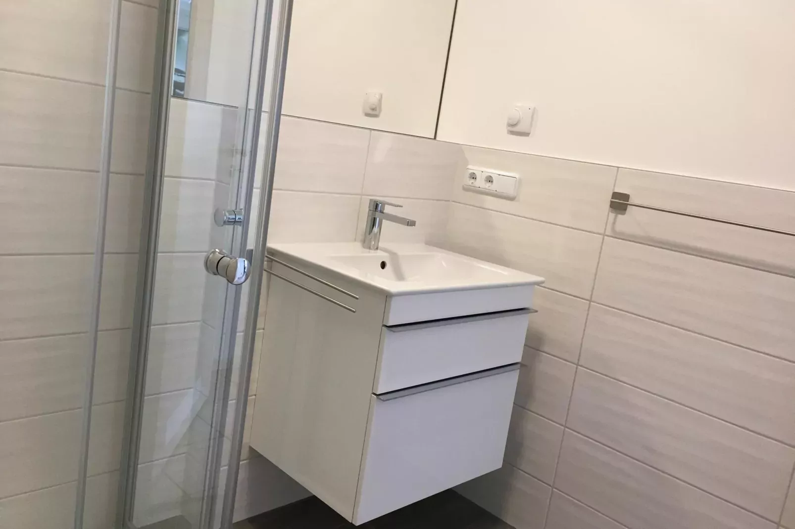 EG Rechts Haus 4 Nr 10-Badezimmer