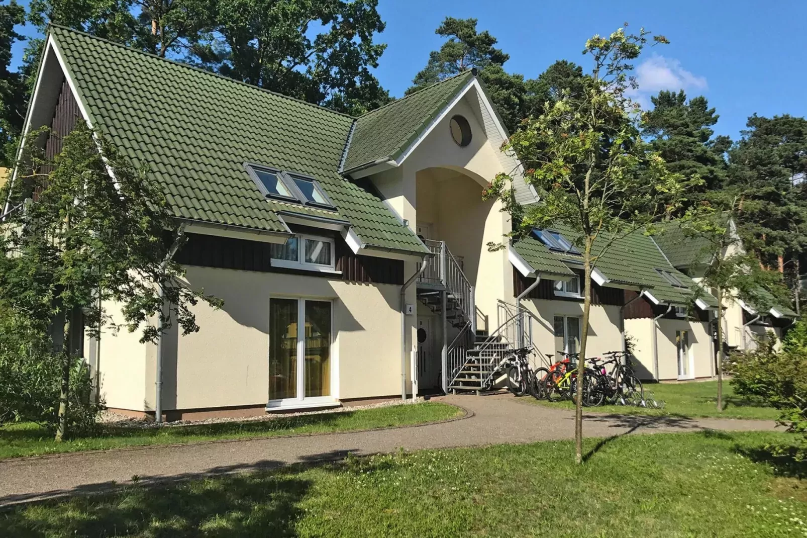 EG Rechts Haus 4 Nr 10-Außenbereich Sommer