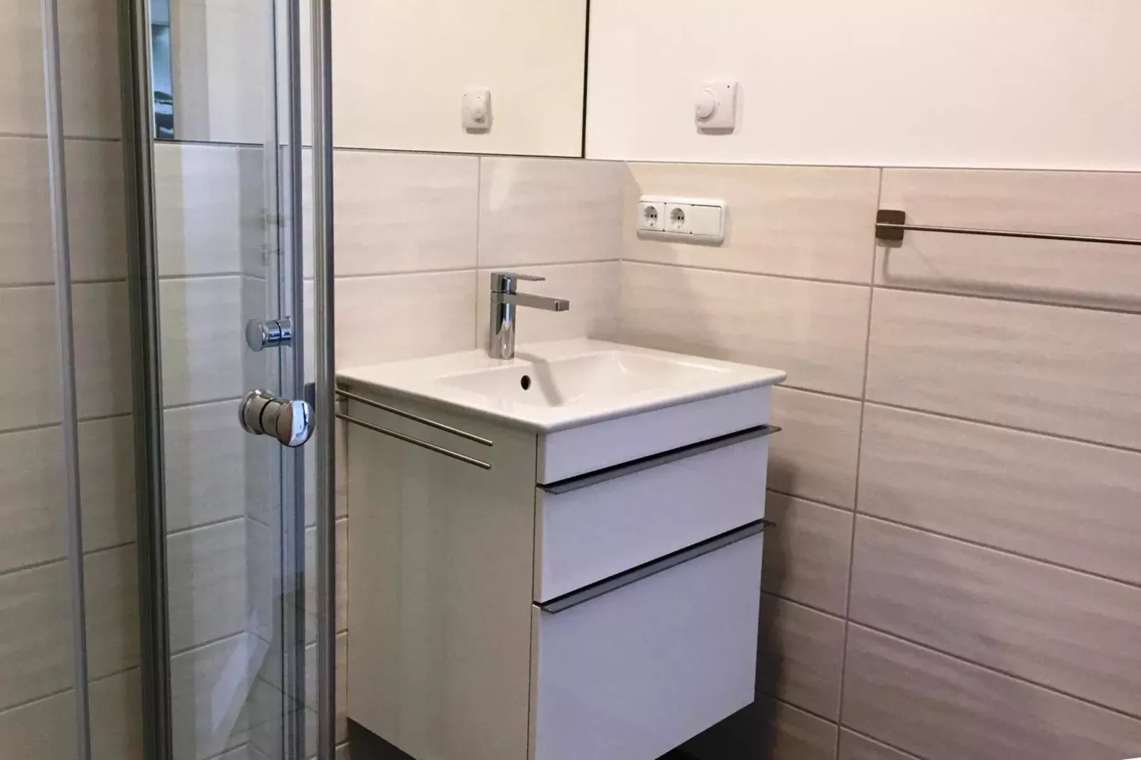 EG Rechts Haus 4 Nr 10-Badezimmer