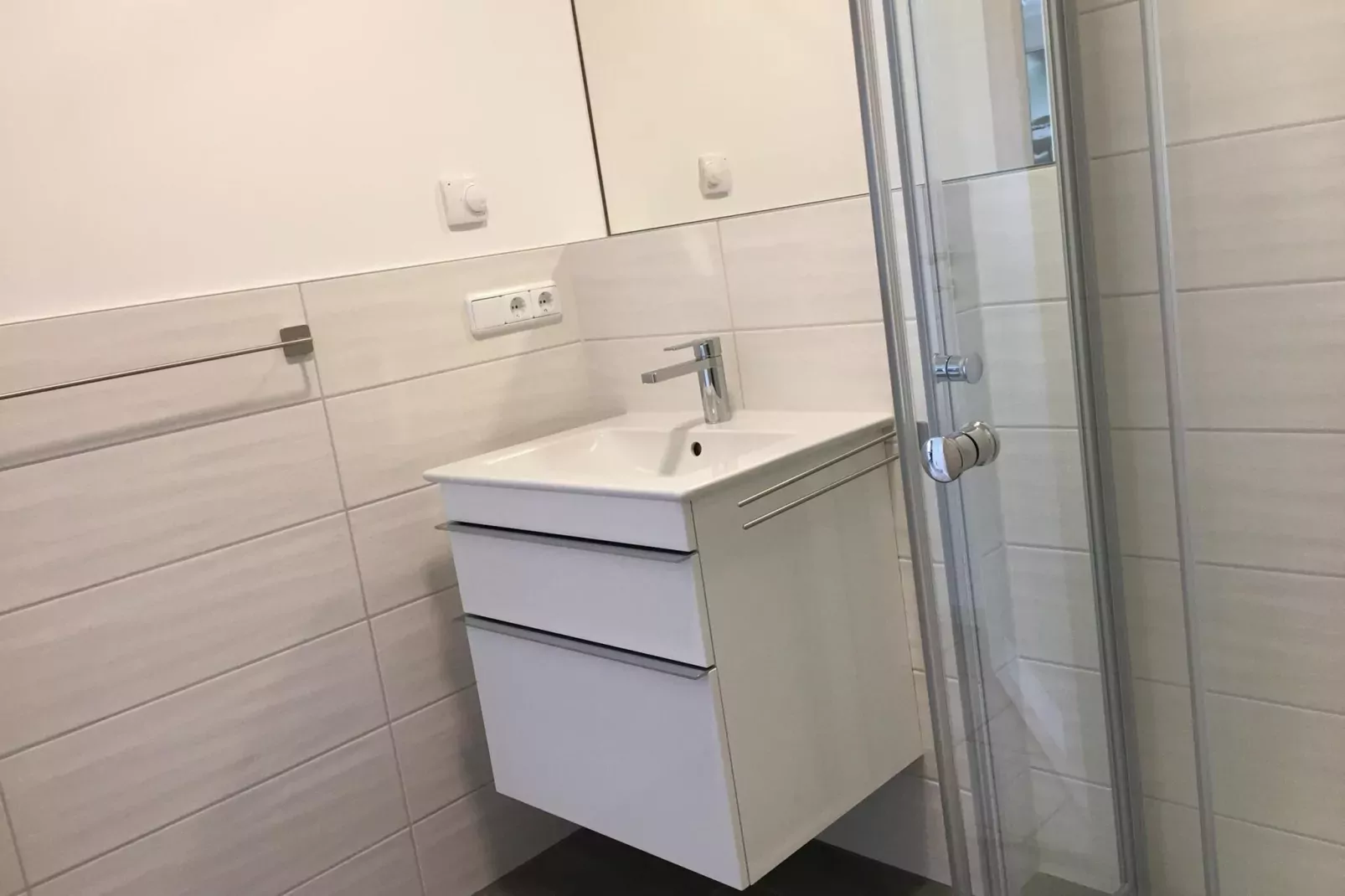 EG Rechts Haus 4 Nr 10-Badezimmer