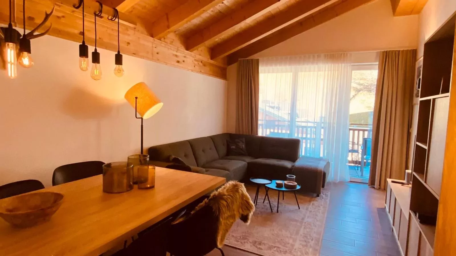 Emma Top 4-Living room