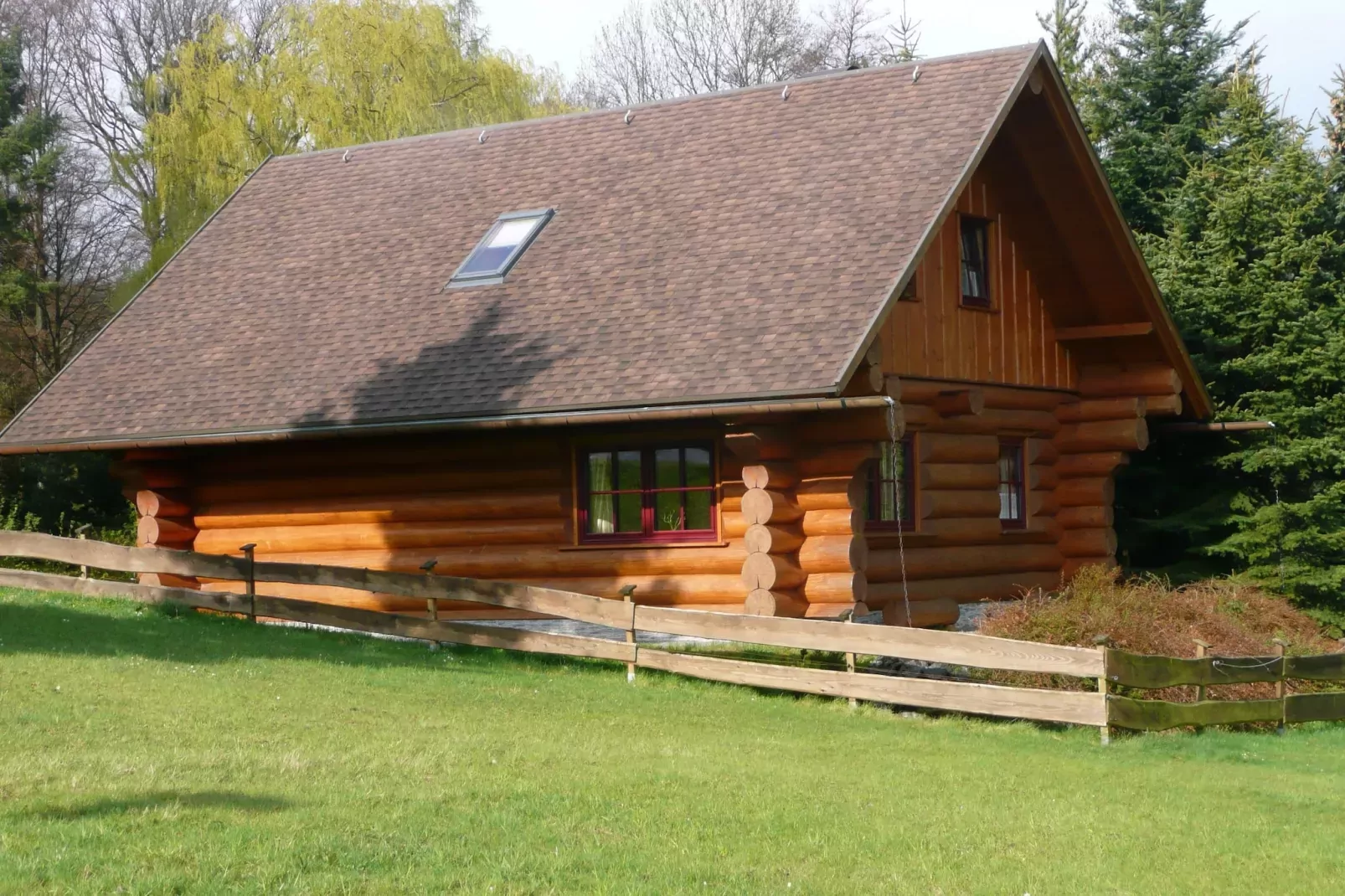 Naturstammhaus-Außenbereich Sommer