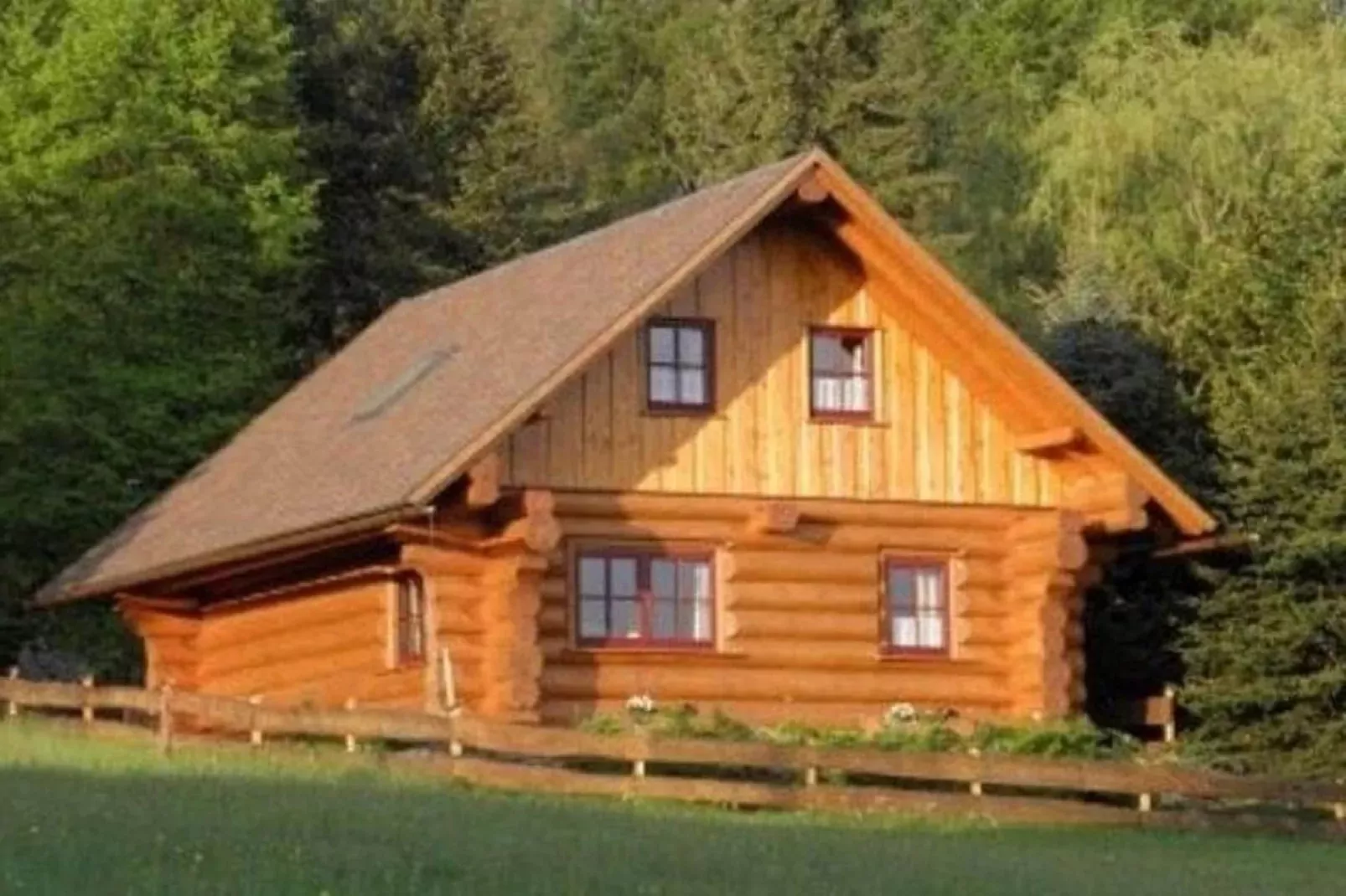 Naturstammhaus-Außenbereich Sommer