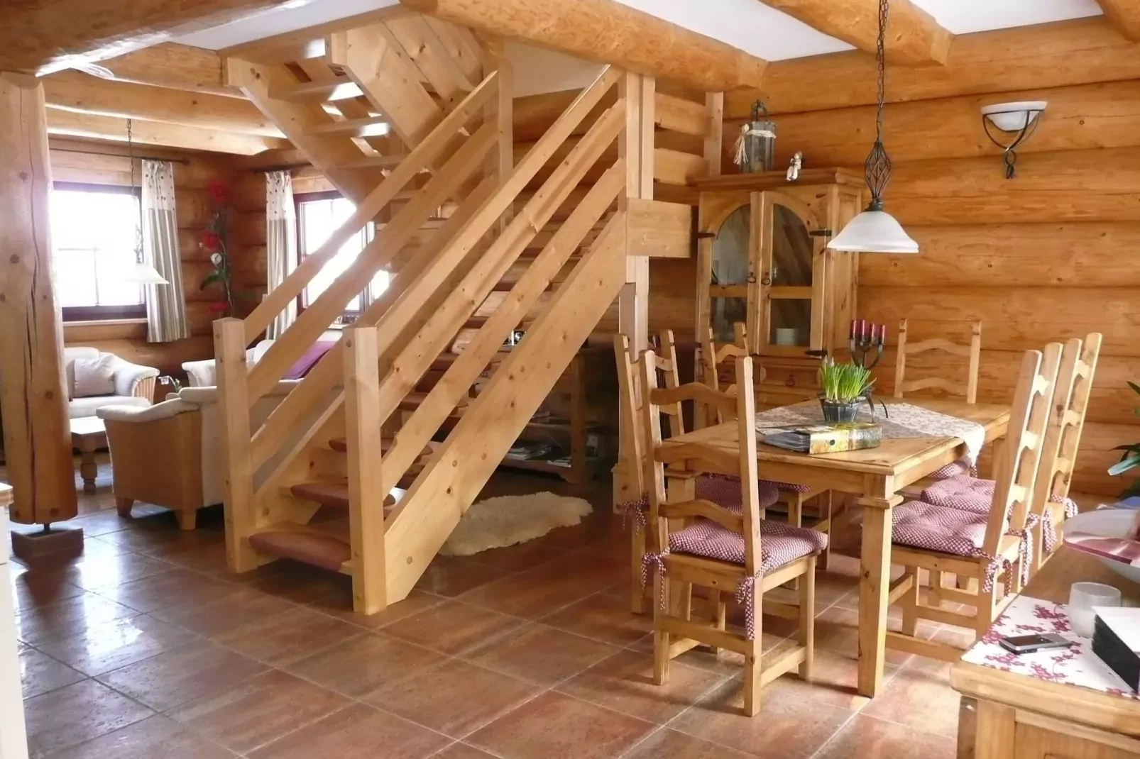 Naturstammhaus-Esszimmer