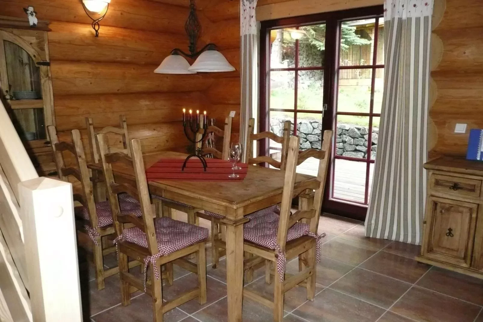 Naturstammhaus-Esszimmer